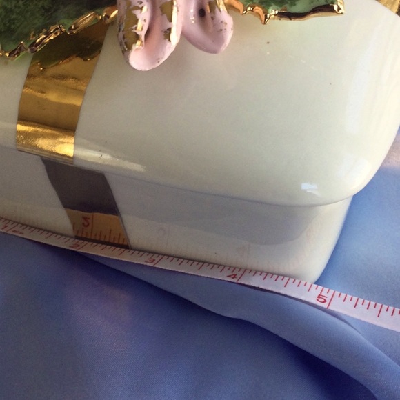 Vintage covered rose gift box with gold trim. Ceramic from 1950’s. - Picture 7 of 7